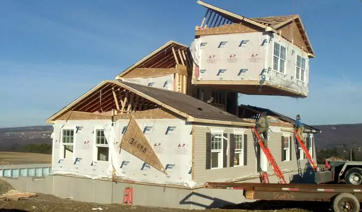 assembly of modular home in sun