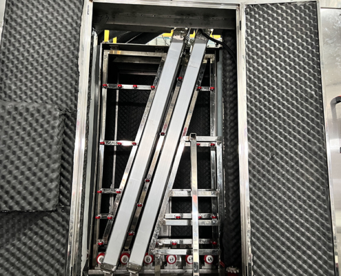 Slanted air knives in the sound-insulated drying cabinet of the Techwin vertical glass washing machine